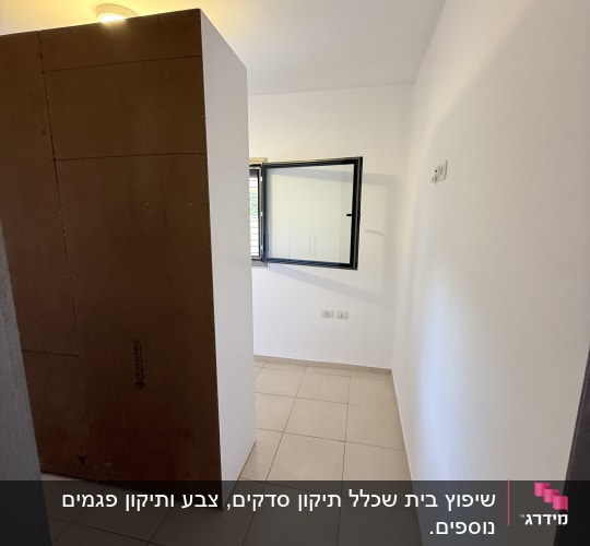 חדר ריק עם קירות לבנים ורצפת אריחים
